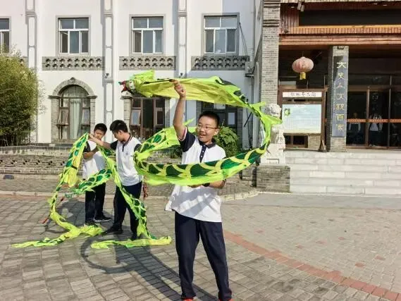 邂逅非遗匠心,传承文化根脉——初二年级社会大课堂活动纪实-第25张图片-四季读书网 邂逅非遗匠心,传承文化根脉——初二年级社会大课堂活动纪实-第25张图片-四季读书网