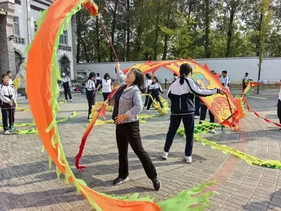 邂逅非遗匠心,传承文化根脉——初二年级社会大课堂活动纪实-第26张图片-四季读书网 邂逅非遗匠心,传承文化根脉——初二年级社会大课堂活动纪实-第26张图片-四季读书网
