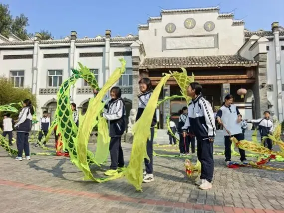 邂逅非遗匠心,传承文化根脉——初二年级社会大课堂活动纪实-第27张图片-四季读书网 邂逅非遗匠心,传承文化根脉——初二年级社会大课堂活动纪实-第27张图片-四季读书网