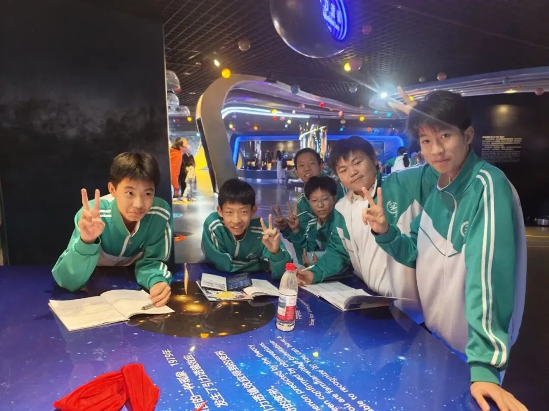 少年心怀山海,目光奔赴星河——记初二年级“问天·探地·造未来”博识系列之北京天文馆-第36张图片-四季读书网 少年心怀山海,目光奔赴星河——记初二年级“问天·探地·造未来”博识系列之北京天文馆-第36张图片-四季读书网