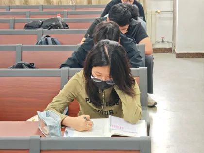 以模考促实战 以实训助备考——测绘学院组织开展国家公务员全真测试-第3张图片-四季读书网 以模考促实战 以实训助备考——测绘学院组织开展国家公务员全真测试-第3张图片-四季读书网
