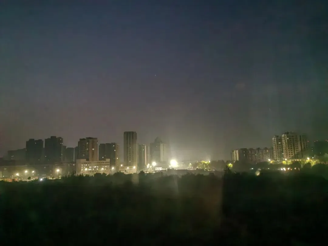 可怜九月初三夜:露湿U盘与半江诗-第1张图片-四季读书网