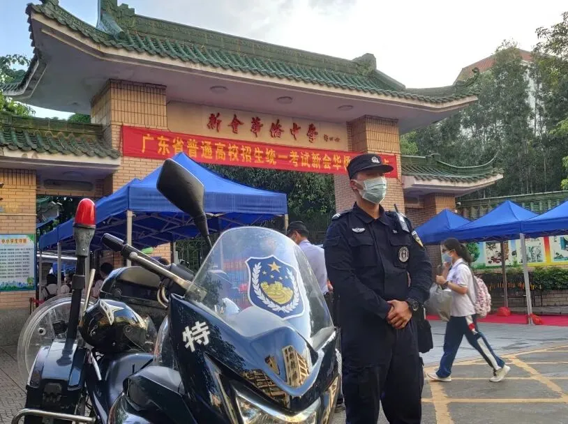 【护航高考】最先到场、最迟离场,今天,也是他们的“高考”-第10张图片-四季读书网