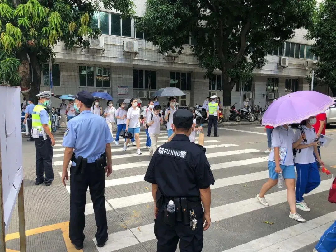 【护航高考】最先到场、最迟离场,今天,也是他们的“高考”-第13张图片-四季读书网