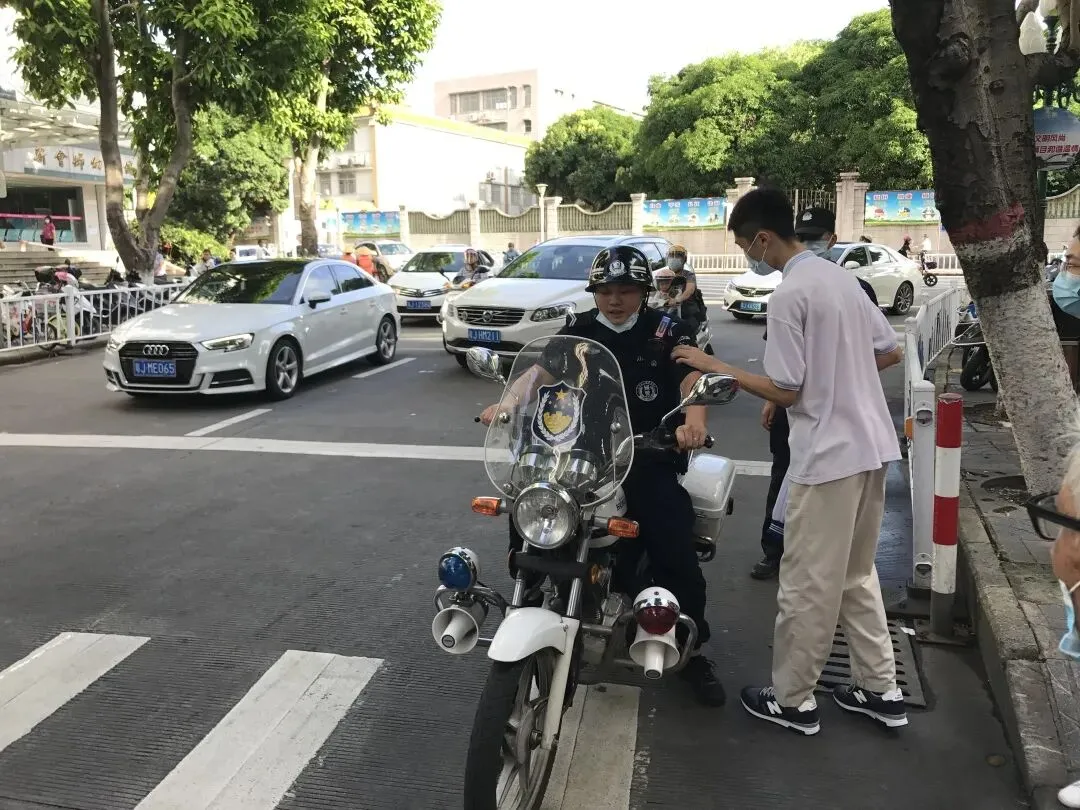 【护航高考】最先到场、最迟离场,今天,也是他们的“高考”-第18张图片-四季读书网