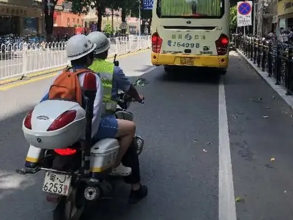 【护航高考】最先到场、最迟离场,今天,也是他们的“高考”-第26张图片-四季读书网