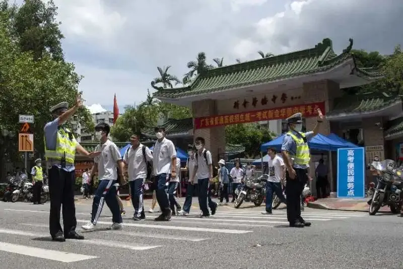 【护航高考】最先到场、最迟离场,今天,也是他们的“高考”-第27张图片-四季读书网