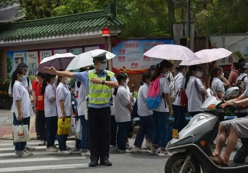 【护航高考】最先到场、最迟离场,今天,也是他们的“高考”-第28张图片-四季读书网