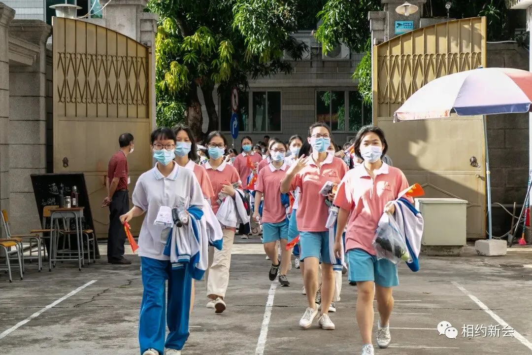 【多图直击】高考首日顺利结束-第3张图片-四季读书网 【多图直击】高考首日顺利结束-第3张图片-四季读书网