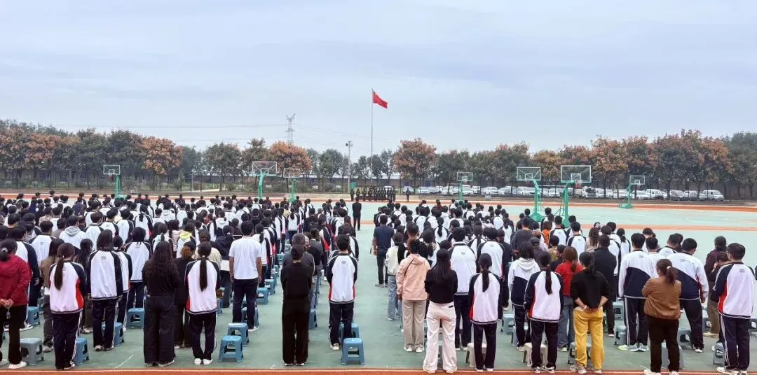 同心聚力攻一轮 奋楫扬帆向高考——乾县杨汉中学召开2027届高三一轮复习备考家校共育大会-第7张图片-四季读书网 同心聚力攻一轮 奋楫扬帆向高考——乾县杨汉中学召开2027届高三一轮复习备考家校共育大会-第7张图片-四季读书网