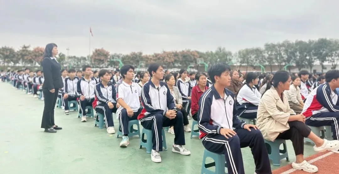 同心聚力攻一轮 奋楫扬帆向高考——乾县杨汉中学召开2027届高三一轮复习备考家校共育大会-第19张图片-四季读书网 同心聚力攻一轮 奋楫扬帆向高考——乾县杨汉中学召开2027届高三一轮复习备考家校共育大会-第19张图片-四季读书网
