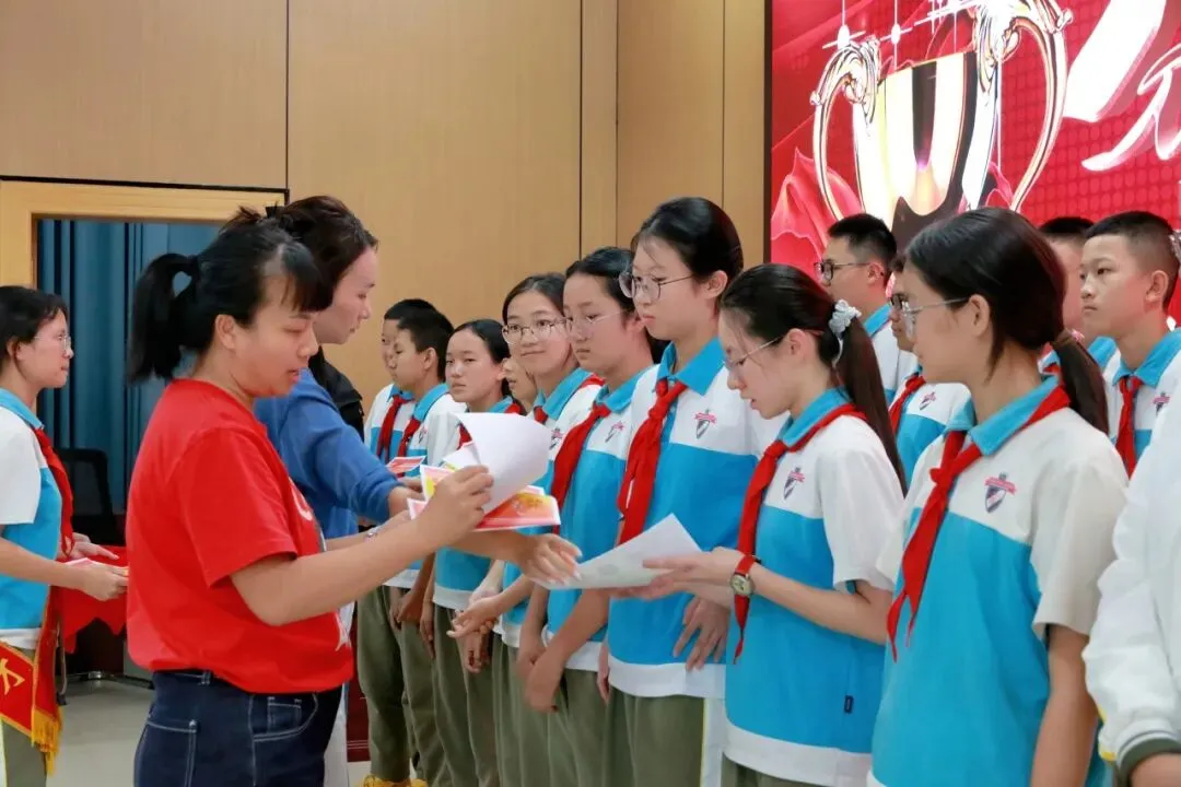 表彰促成长,榜样引前行|育英初二年级表彰大会-第11张图片-四季读书网