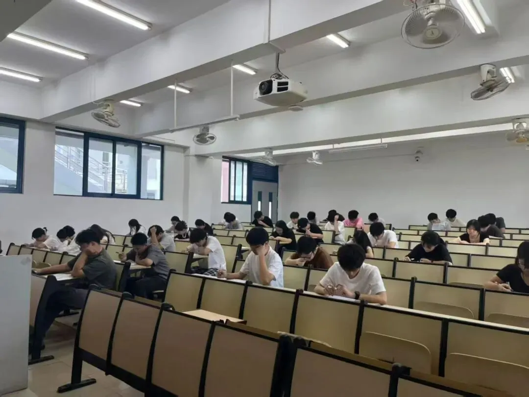 【高职高考辅导班】高职高考备考实录|模考、课间刷题,努力的样子藏着上岸的答案!-第5张图片-四季读书网