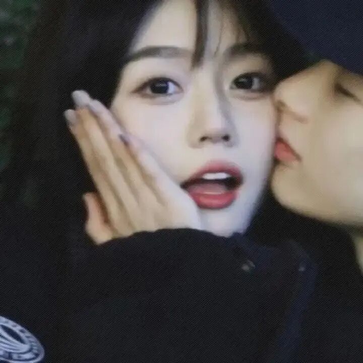(有声)初三我拿笔戳了前座姑娘,她回头傻笑;十几年后,她成了我媳妇,下辈子我还想找她-第1张图片-四季读书网 (有声)初三我拿笔戳了前座姑娘,她回头傻笑;十几年后,她成了我媳妇,下辈子我还想找她-第1张图片-四季读书网