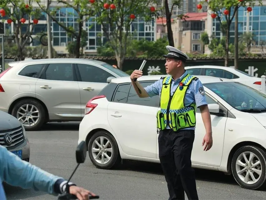 护航中考助梦远航!北海公安交警“三到位”筑牢中考安全防线-第6张图片-四季读书网 护航中考助梦远航!北海公安交警“三到位”筑牢中考安全防线-第6张图片-四季读书网