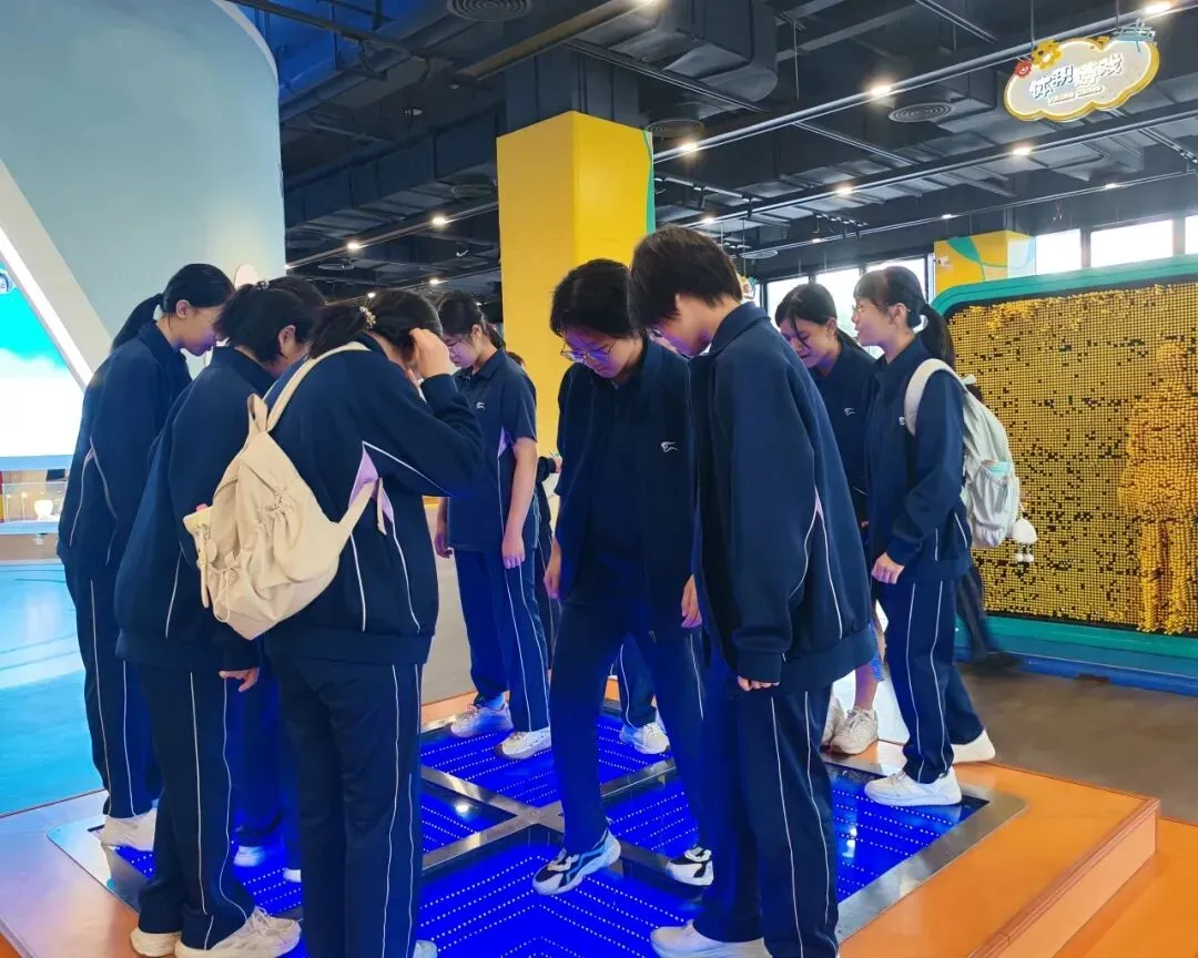 初一学生江海科技馆研学 | 探秘科学世界,点亮求知梦想-第34张图片-四季读书网 初一学生江海科技馆研学 | 探秘科学世界,点亮求知梦想-第34张图片-四季读书网