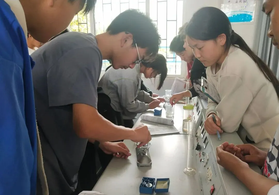 初二深夜,儿子捂书痛哭,我一句问话,毁了当时的他-第1张图片-四季读书网 初二深夜,儿子捂书痛哭,我一句问话,毁了当时的他-第1张图片-四季读书网