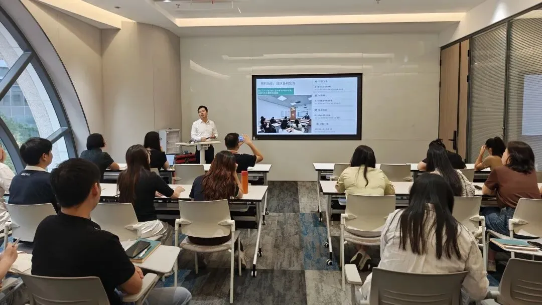 从接住人到提分:大朋友高考学校班主任的育人逻辑-第2张图片-四季读书网 从接住人到提分:大朋友高考学校班主任的育人逻辑-第2张图片-四季读书网