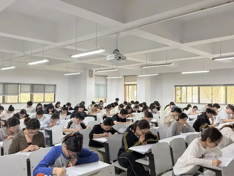 金贸学院丨我院组织2027届毕业生考研模拟考试-第3张图片-四季读书网