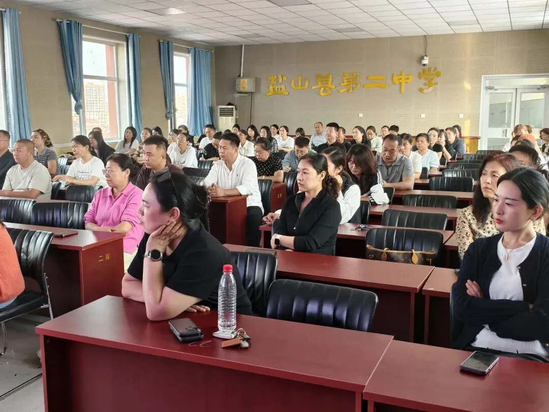凝心聚力备中考,细节笃行争朝夕|雄鹰八班家长会圆满落幕-第1张图片-四季读书网