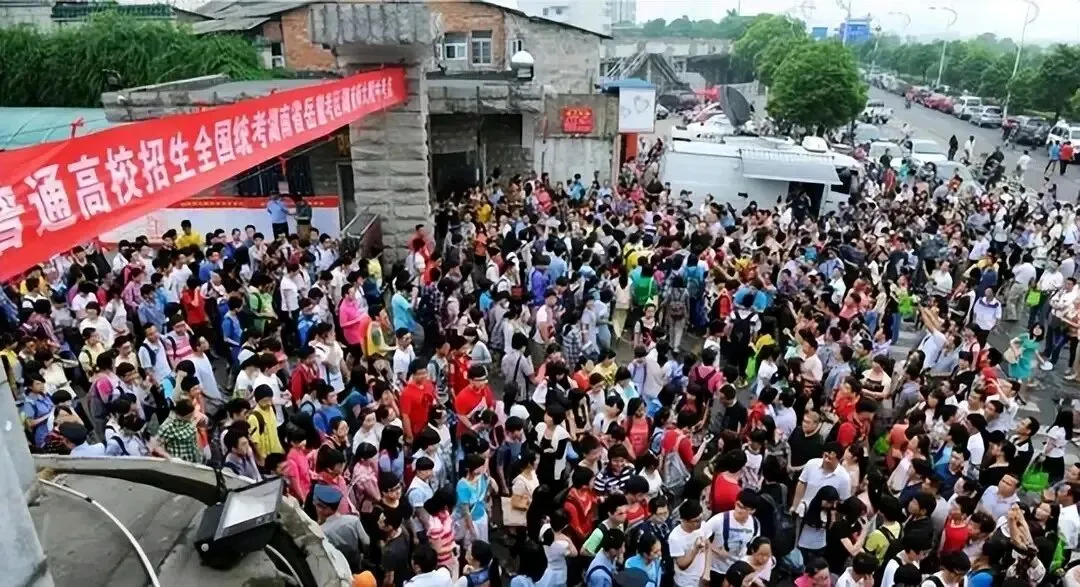看了其他国家高考制度才发现,中国高考算不上最“卷”的-第2张图片-四季读书网