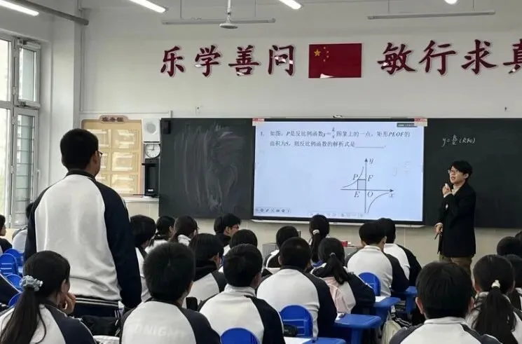 督学视导明方向 聚焦中考破难题——区教育质量总督学郭岗田莅临二附指导毕业班教学工作-第9张图片-四季读书网 督学视导明方向 聚焦中考破难题——区教育质量总督学郭岗田莅临二附指导毕业班教学工作-第9张图片-四季读书网