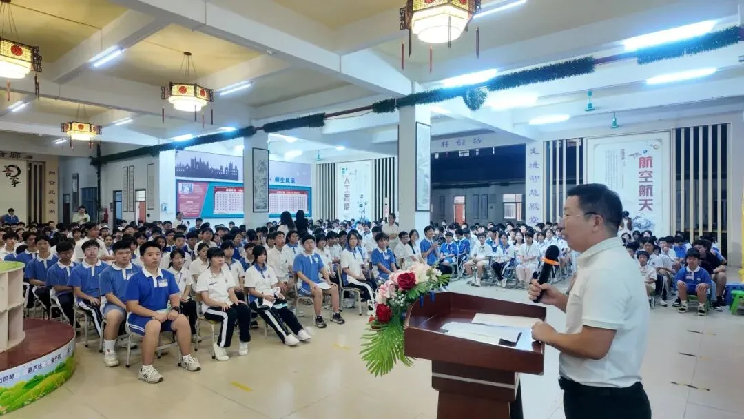 逐梦扬帆,决胜中考——东莞市横沥崇英学校2026中考总结暨2027动员大会-第16张图片-四季读书网 逐梦扬帆,决胜中考——东莞市横沥崇英学校2026中考总结暨2027动员大会-第16张图片-四季读书网