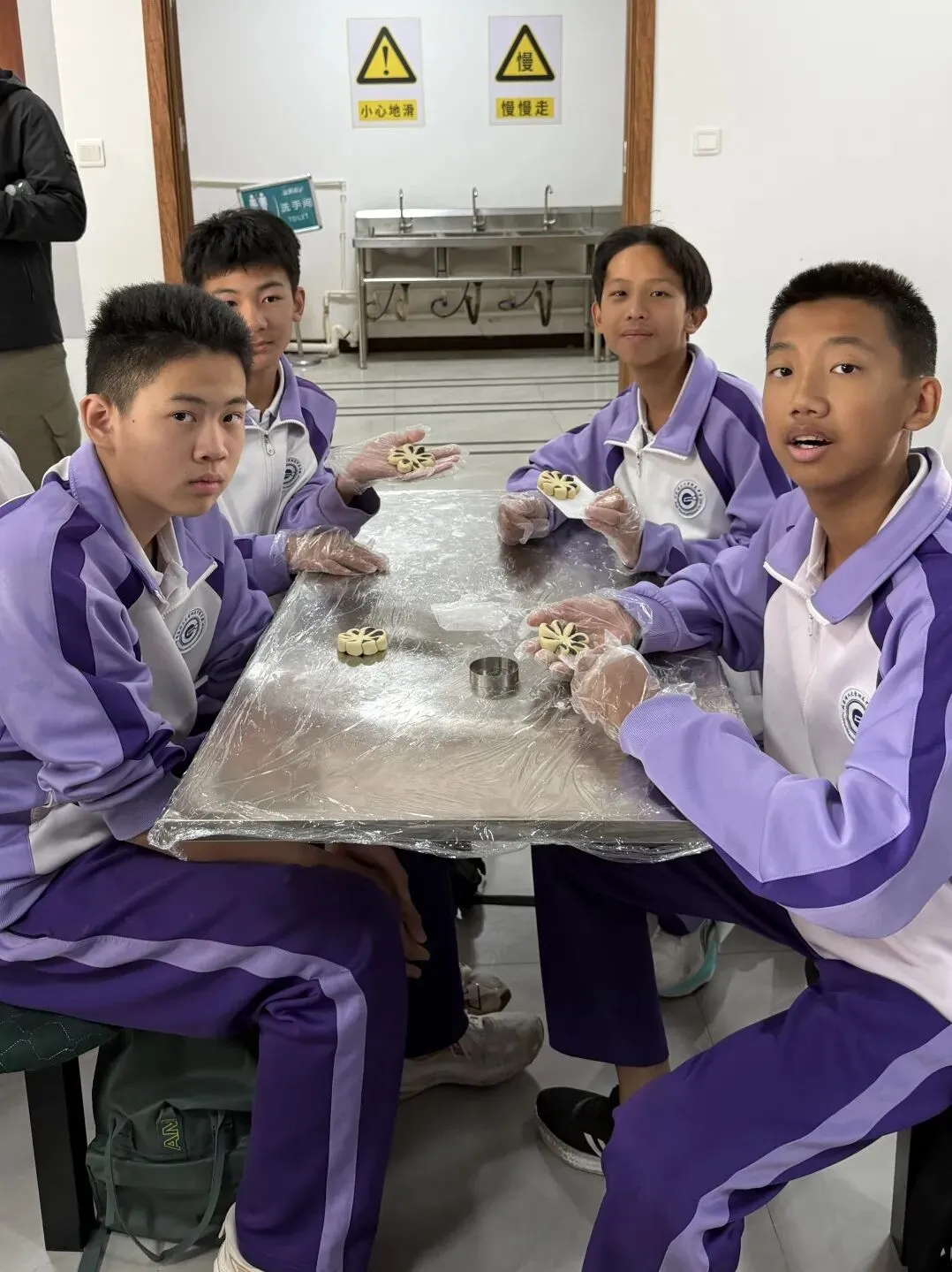 秋寻京味,行悟匠心 ——记初二年级御食园社会大课堂实践活动-第30张图片-四季读书网 秋寻京味,行悟匠心 ——记初二年级御食园社会大课堂实践活动-第30张图片-四季读书网