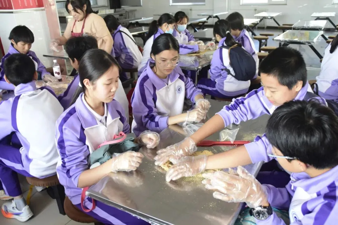 秋寻京味,行悟匠心 ——记初二年级御食园社会大课堂实践活动-第65张图片-四季读书网 秋寻京味,行悟匠心 ——记初二年级御食园社会大课堂实践活动-第65张图片-四季读书网