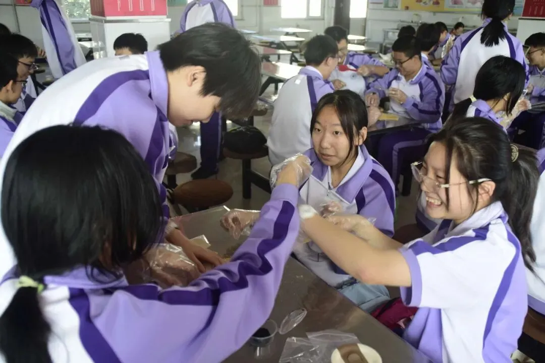 秋寻京味,行悟匠心 ——记初二年级御食园社会大课堂实践活动-第66张图片-四季读书网 秋寻京味,行悟匠心 ——记初二年级御食园社会大课堂实践活动-第66张图片-四季读书网