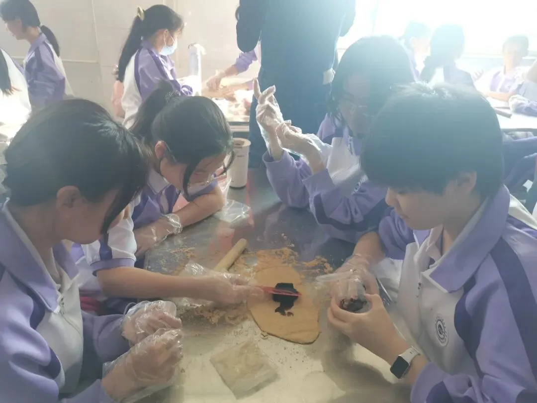 秋寻京味,行悟匠心 ——记初二年级御食园社会大课堂实践活动-第74张图片-四季读书网 秋寻京味,行悟匠心 ——记初二年级御食园社会大课堂实践活动-第74张图片-四季读书网