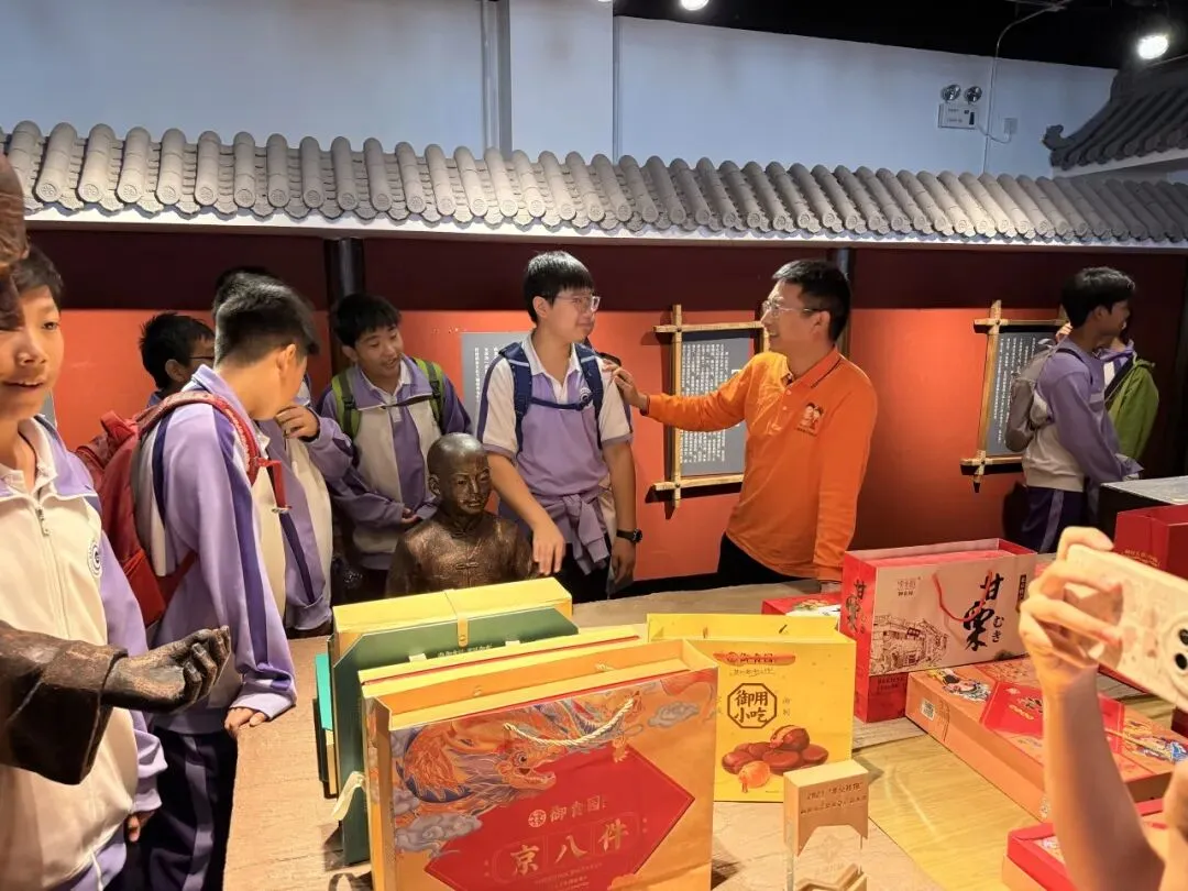 秋寻京味,行悟匠心 ——记初二年级御食园社会大课堂实践活动-第83张图片-四季读书网 秋寻京味,行悟匠心 ——记初二年级御食园社会大课堂实践活动-第83张图片-四季读书网
