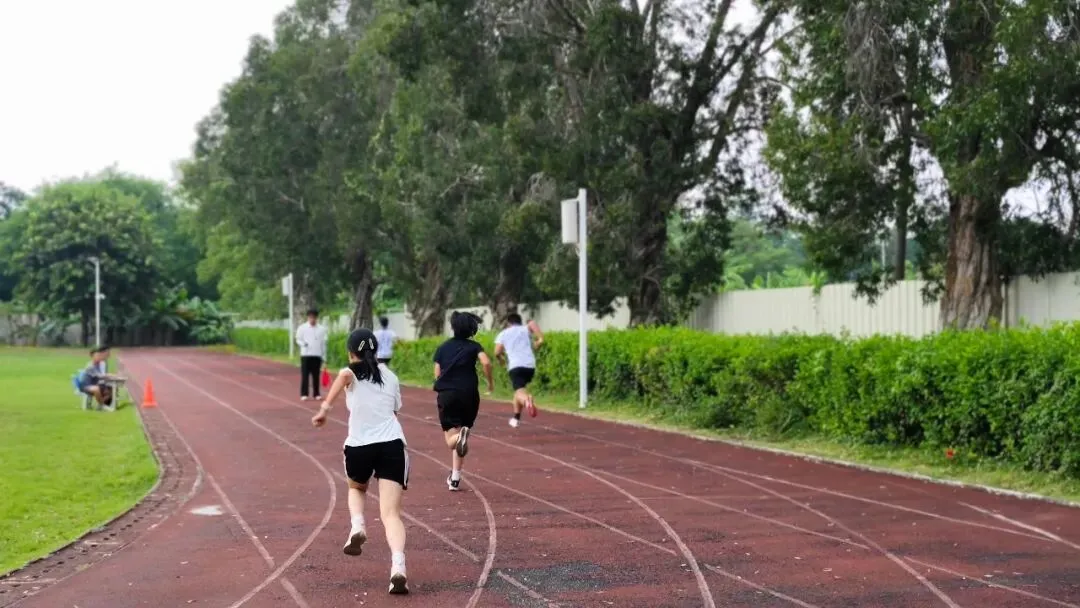 以练促战 蓄力中考|我校初三学子圆满完成体育中考模拟测试-第12张图片-四季读书网