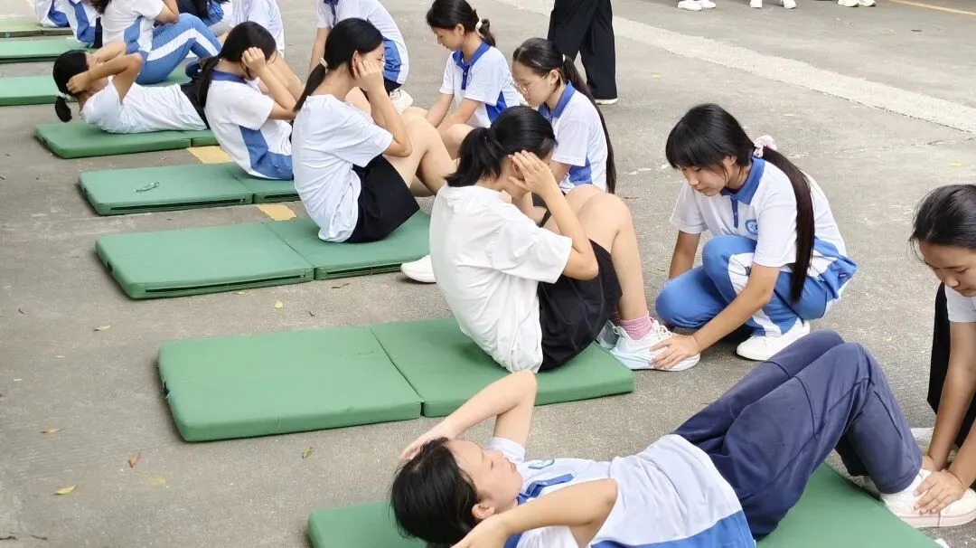 以练促战 蓄力中考|我校初三学子圆满完成体育中考模拟测试-第15张图片-四季读书网