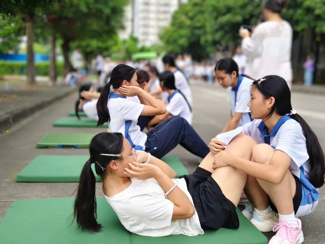 以练促战 蓄力中考|我校初三学子圆满完成体育中考模拟测试-第16张图片-四季读书网
