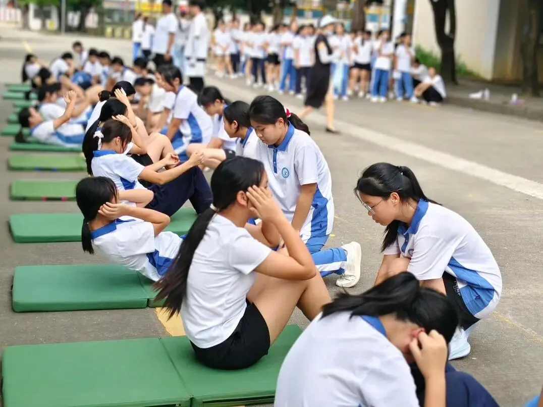 以练促战 蓄力中考|我校初三学子圆满完成体育中考模拟测试-第17张图片-四季读书网
