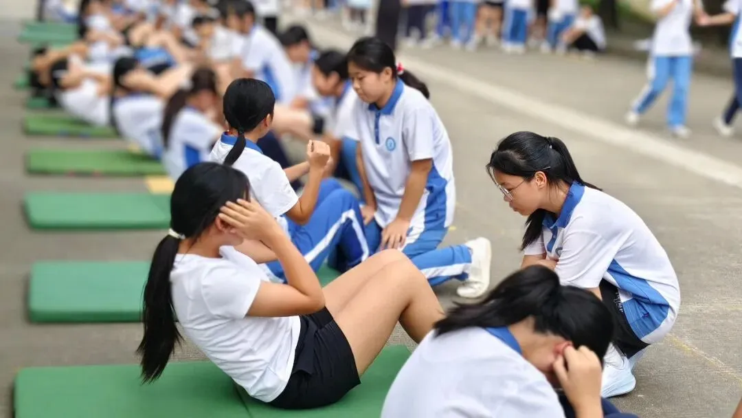 以练促战 蓄力中考|我校初三学子圆满完成体育中考模拟测试-第18张图片-四季读书网