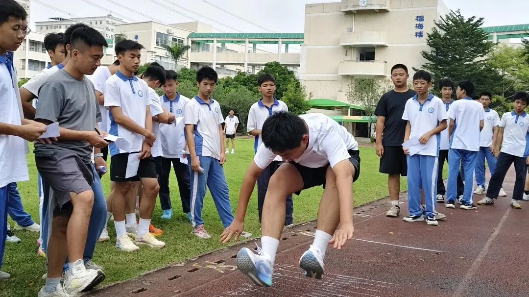 以练促战 蓄力中考|我校初三学子圆满完成体育中考模拟测试-第21张图片-四季读书网