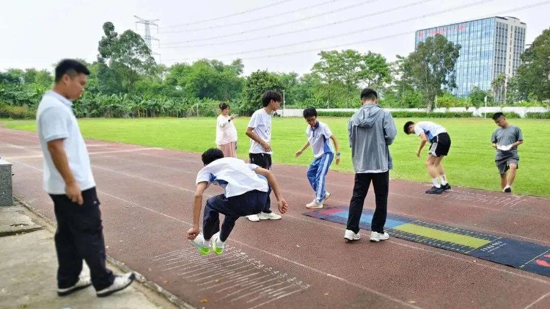 以练促战 蓄力中考|我校初三学子圆满完成体育中考模拟测试-第22张图片-四季读书网