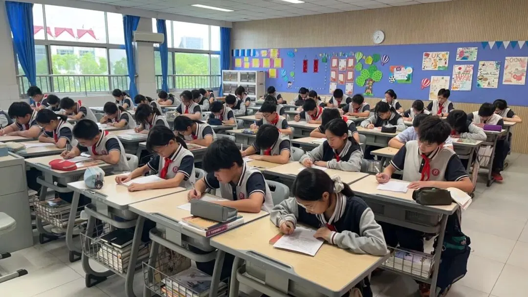 初二1班 开学点滴:把新教室住成“家”-第2张图片-四季读书网