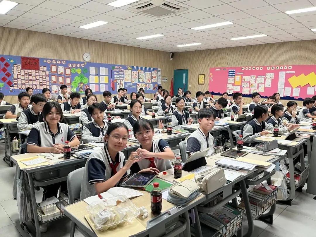 初二1班 开学点滴:把新教室住成“家”-第4张图片-四季读书网