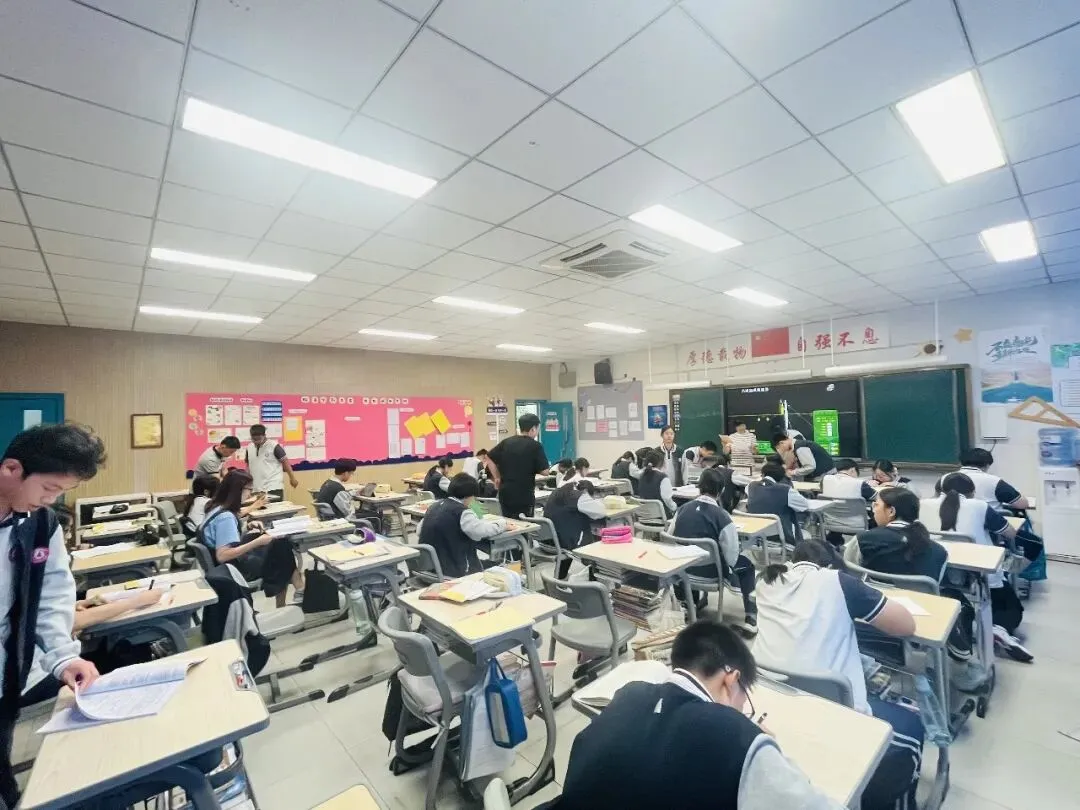 初二1班 开学点滴:把新教室住成“家”-第5张图片-四季读书网