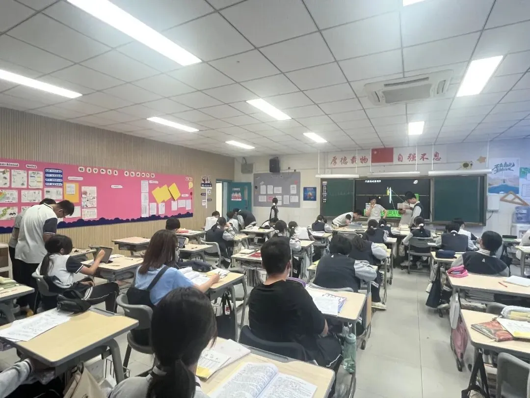 初二1班 开学点滴:把新教室住成“家”-第6张图片-四季读书网