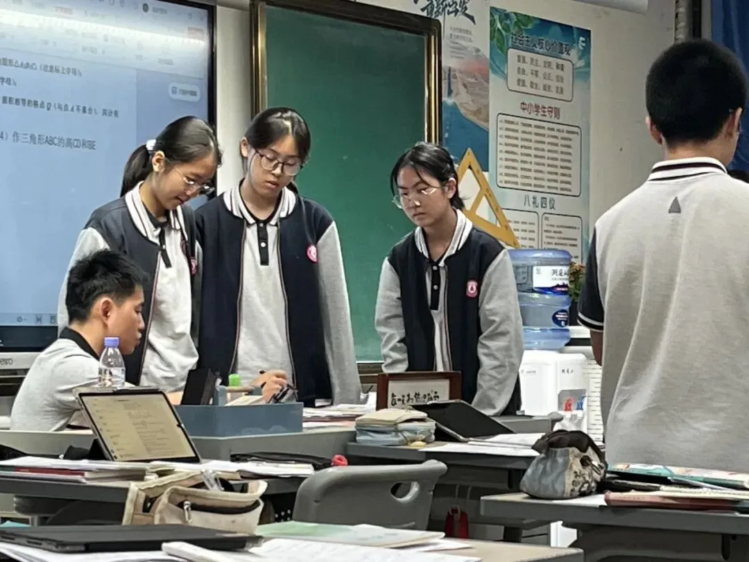 初二1班 开学点滴:把新教室住成“家”-第7张图片-四季读书网