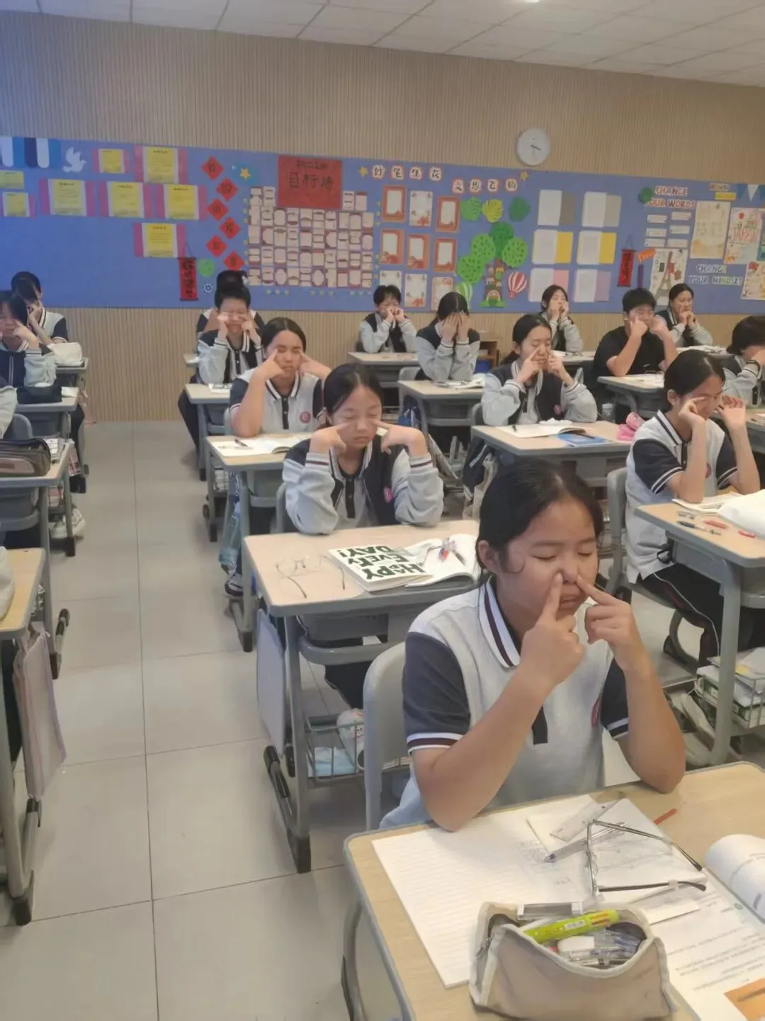 初二1班 开学点滴:把新教室住成“家”-第8张图片-四季读书网
