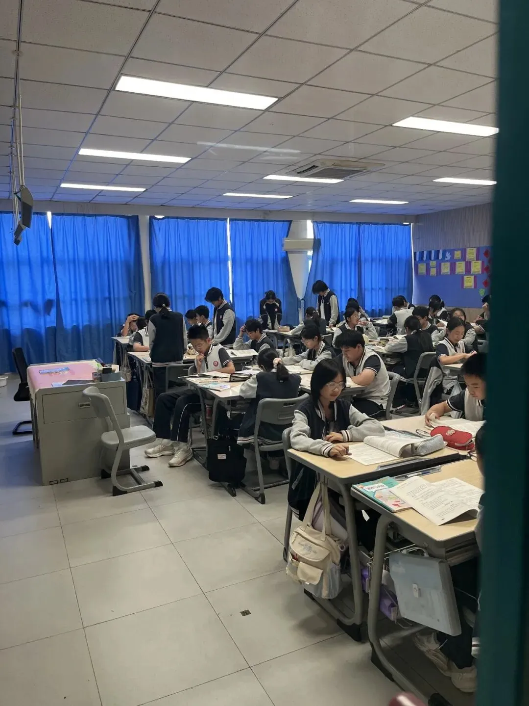 初二1班 开学点滴:把新教室住成“家”-第9张图片-四季读书网