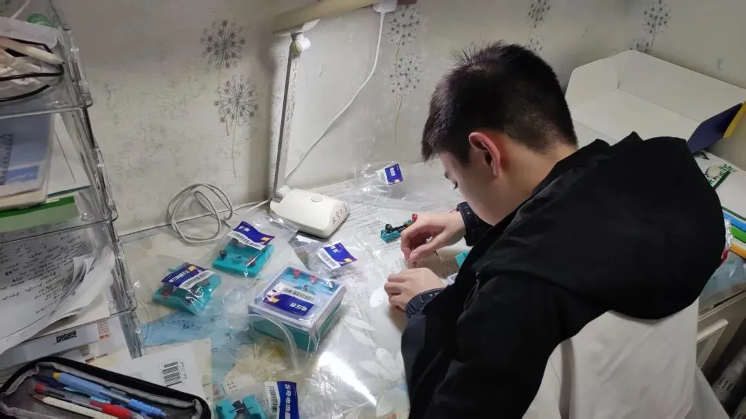 初三的夜晚,不只有刷题,还有少年动手探索的光-第1张图片-四季读书网 初三的夜晚,不只有刷题,还有少年动手探索的光-第1张图片-四季读书网