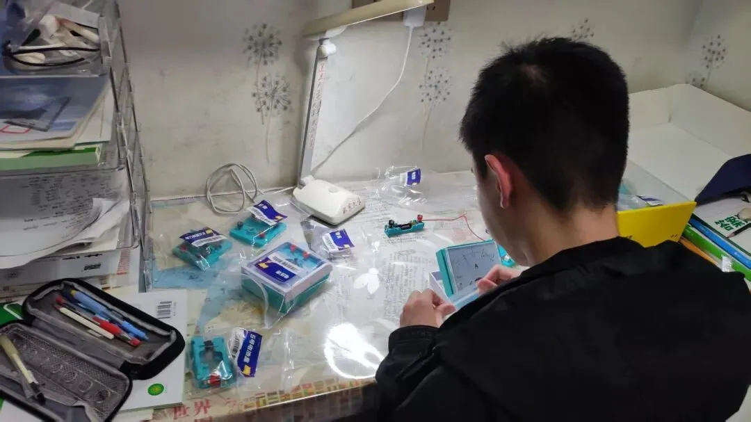 初三的夜晚,不只有刷题,还有少年动手探索的光-第2张图片-四季读书网 初三的夜晚,不只有刷题,还有少年动手探索的光-第2张图片-四季读书网