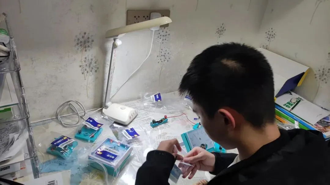 初三的夜晚,不只有刷题,还有少年动手探索的光-第3张图片-四季读书网 初三的夜晚,不只有刷题,还有少年动手探索的光-第3张图片-四季读书网