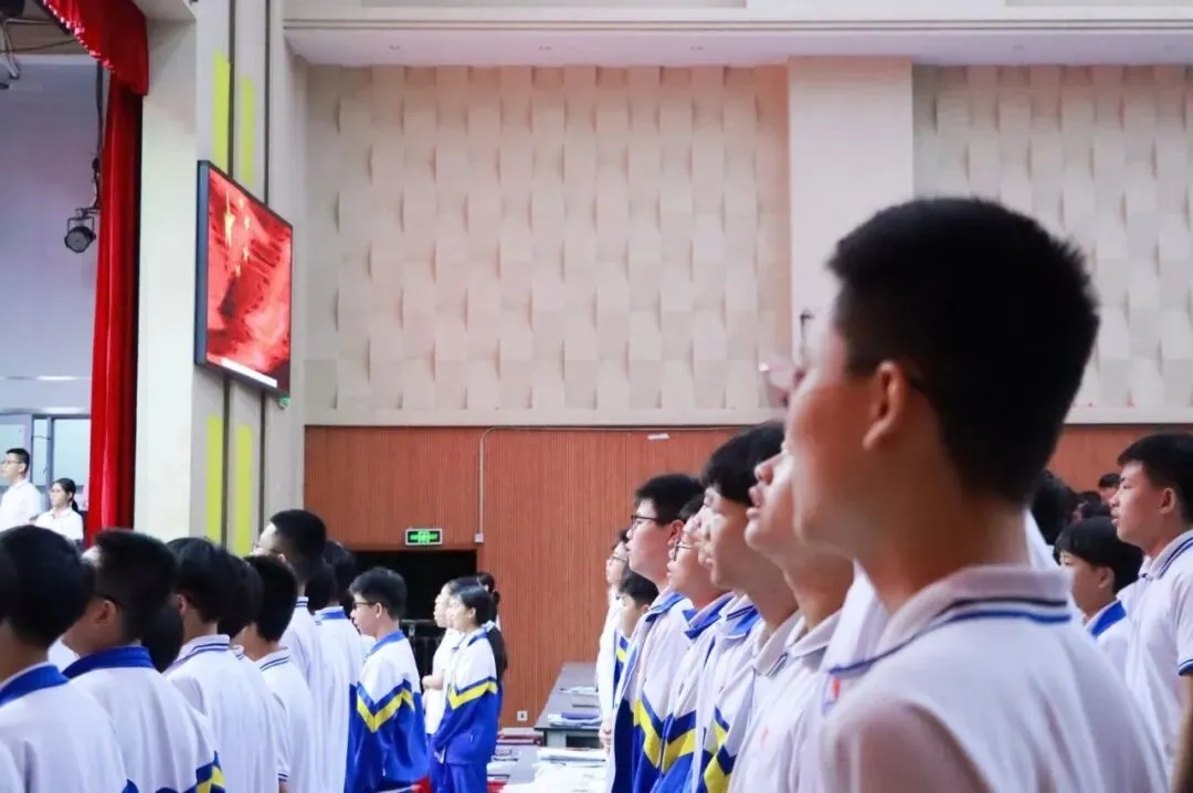砺少年风华,赴中考华章|文昌市华侨中学举行2027届九年级中考备考启动仪式-第15张图片-四季读书网 砺少年风华,赴中考华章|文昌市华侨中学举行2027届九年级中考备考启动仪式-第15张图片-四季读书网